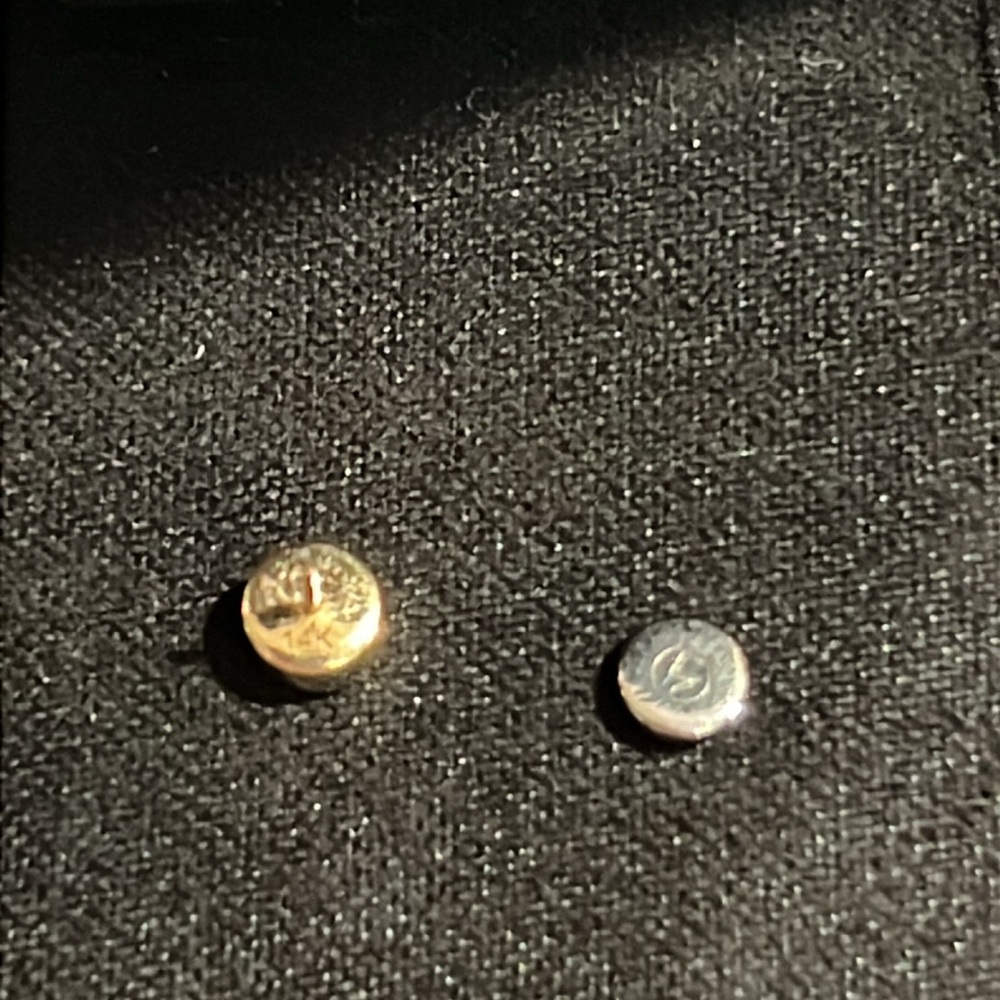 MEJURI - Piercing Studio - Solo Diamond Flat Back Stud - 14K Yellow Gold - Picture 5 of 7